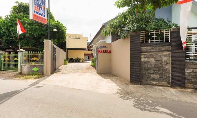 Tuban Hotel | OYO Life 3387 Nakula Homestay Syariah