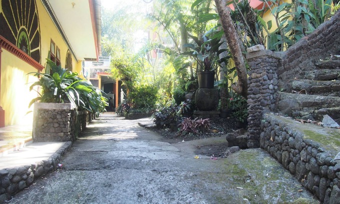 Prigen Hotel | OYO Life 90646 Villa Karsinem Pasuruan