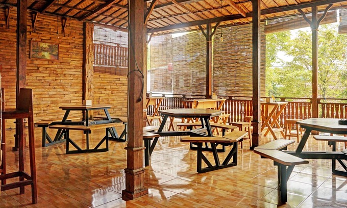 Kepanjen Hotel | OYO Life 92568 Penginapan Joglo Syariah