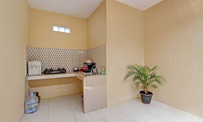 Muncar Hotel | OYO Life 93034 Ayri Home