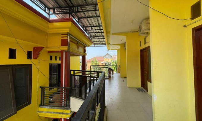 Lamongan Hotel | OYO Life 93036 Eddy Homestay Syariah