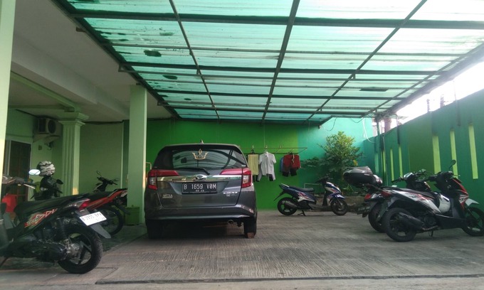 Jakarta Hotel | OYO Life Kost ijo Tembok Tinggi