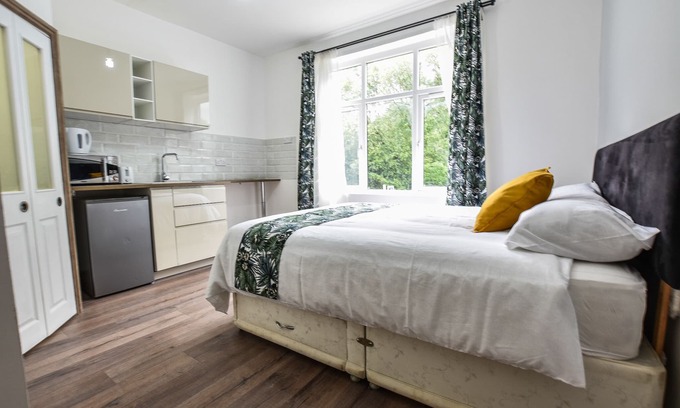 Manchester Hotel | OYO Regency Guest House Manchester North