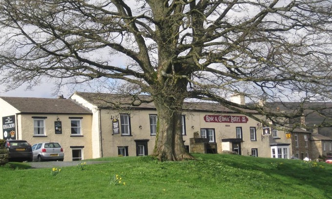 Bainbridge Hotel | OYO Rose & Crown Hotel