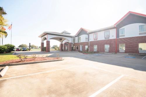 Clute Hotel | OYO Townhouse Clute Lake Jackson