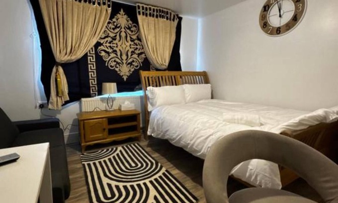 Farnworth Hotel | OYO Unique Guestroom - Farnworth, Easy Access to Bolton