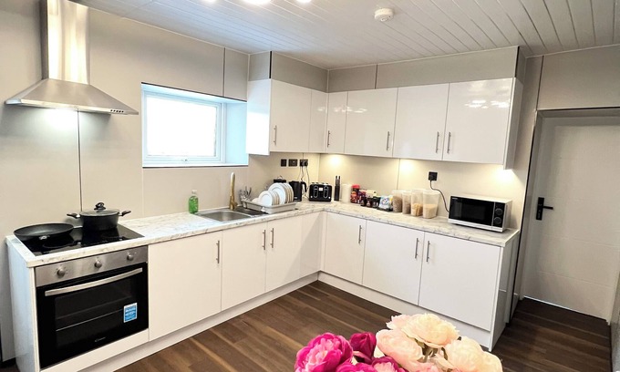 Pembroke Dock House | OYO Welsh Holiday Accommodation - Modern Stay