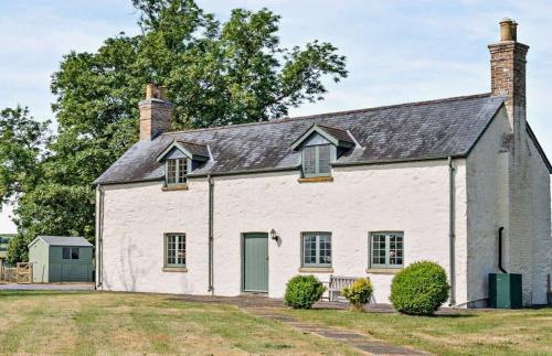 Llanybri House | Oysterlow - A beautiful country cottage with estuary views and enclosed garden