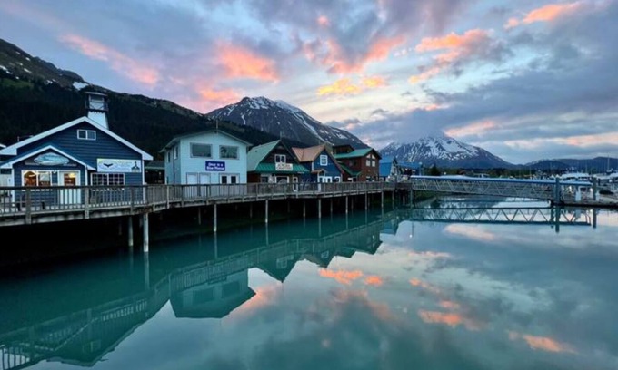 Seward Cabin | Oz Lodge: Bunkhouse - Cozy, Rustic & perfect for a family or group of friends!