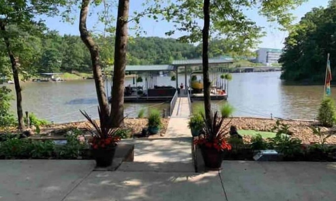 Camdenton House | Ozark Oasis: Lakeside fun and relaxation in Quiet Cove/Large entertaining dock!