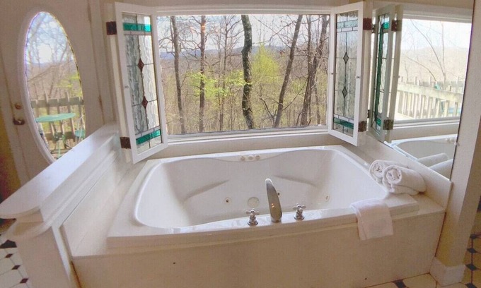 Eureka Springs Cabin | Ozark Spring Cabin 06 Spring Haven, King, Spa Tub