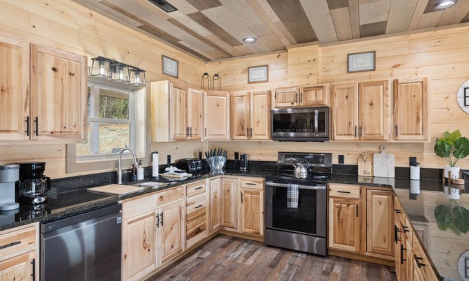 Gatlinburg - Pigeon Forge Cabin | P's Retreat Wears Valley Pigeon Forge Paved 3BR/3.5BA WiFi Pool Table HotTub.