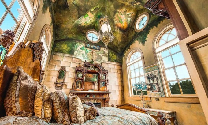 Elizabethtown House | P.T. Barnum Suite | Romantic Moonstone Manor B&B