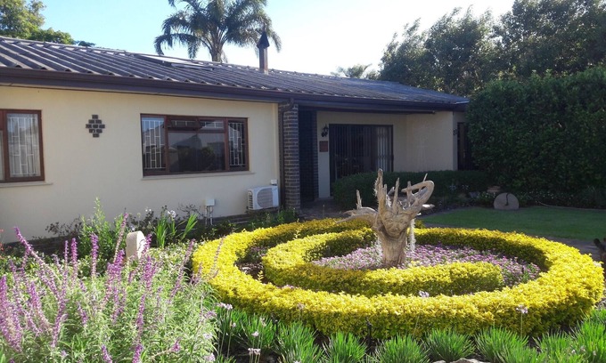 Paarl House | Paarl - The Labyrinth - Sleeps 8 (+ 2)