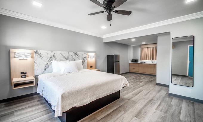 Fort MacArthur Hotel | Pacific Inn & Suites