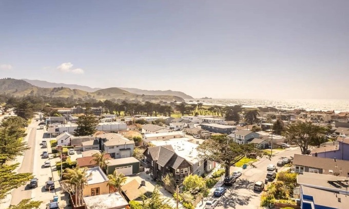 Sharp Park House | Pacifica Storybook Beach House, 2 blocks from beach, pier and golf, 10 min to SF