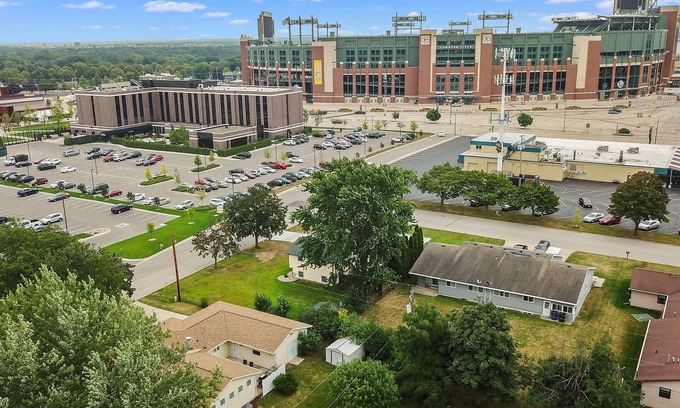 Ashwaubenon House | Pack Shack 4 in the Shadows of Lambeau FieldnnINQUIRE ABOUT NFL DRAFT PARKING !