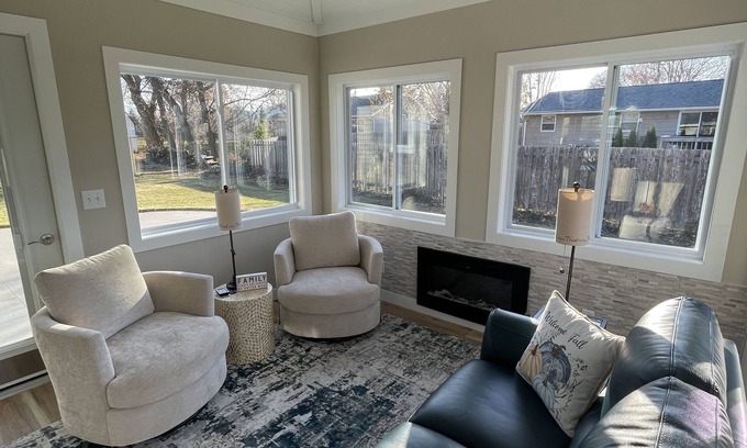 Forest Junction House | Packer Games, EAA, 2025 NFL Draft, Performing Arts - Cozy Complete Stay with Us!