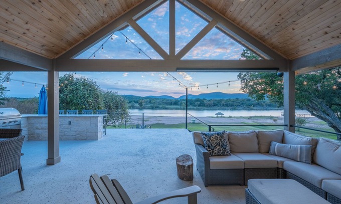 Kingsland House | Packsaddle Paradise- Lakefront w/Beach & Views