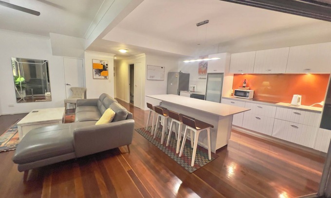 Milton House | PaddingtonPad Perfect Position Modern Quiet polished floors close to Suncorp