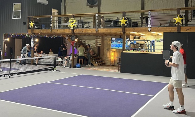 Bon Aqua House | Paddle Creek Retreat! Reservations Include 2 Indoor PICKLEBALL Courts!