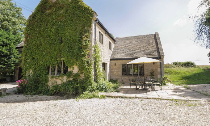 Castle Combe House | PADDOCK BARN, pet friendly, with a garden in Castle Combe
