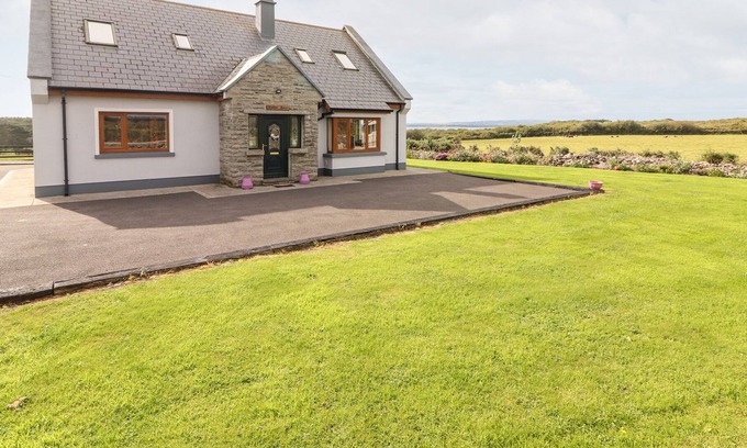 Kilrush House | PADDY'S HAVEN, family friendly, with hot tub in Kilrush, County Clare