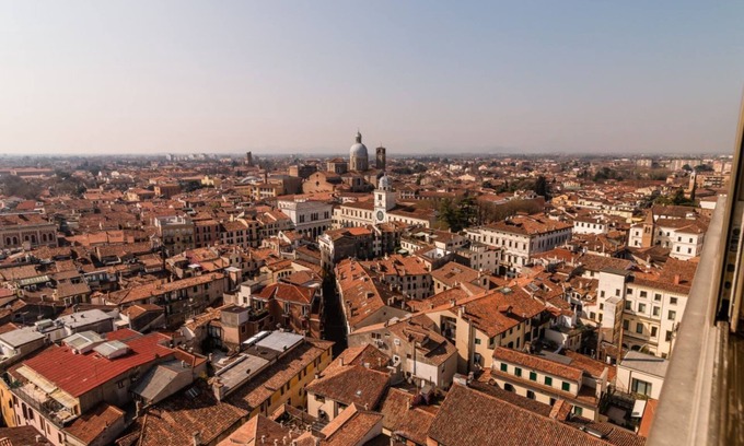 Historic Centre Apartment | PADOVA TOWER 13TH FLOOR CITY & HILLS VIEW LIBECCIO