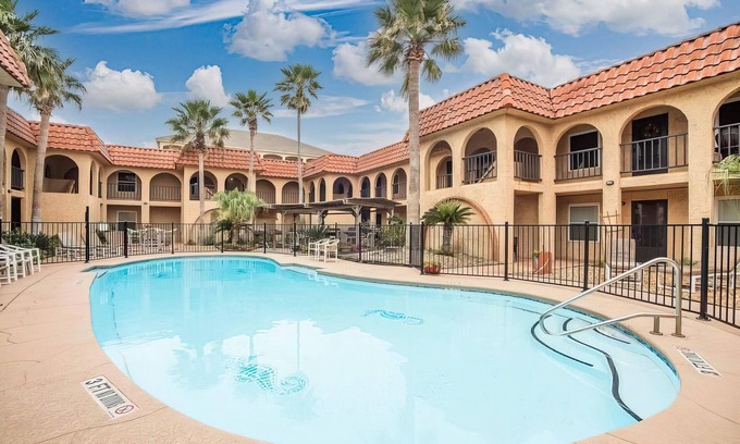 Corpus Christi Condo | Padre Island's Whitecap & Ellis Beach Getaway Condo-walk to beaches & seawall!