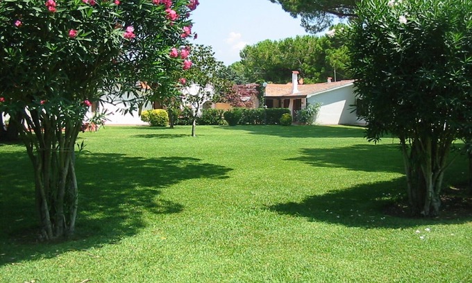 Laura Villa | Paestum sea; Villa in park with garden, condom pool open 1/6 -15/9