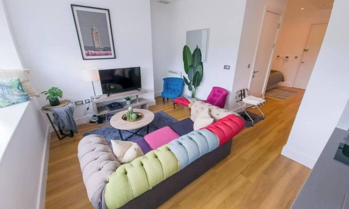 Slough Apartment | PAGE 256 BY JA'MO WITH KING BED AND FREE PARKING