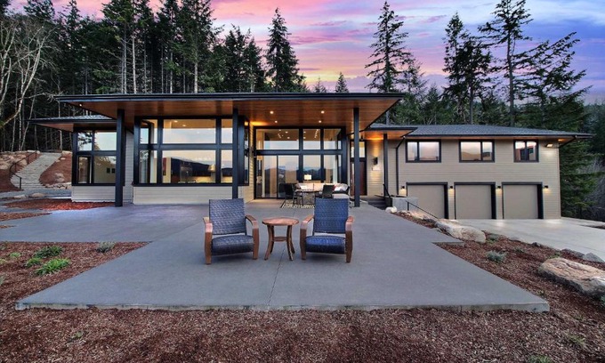 White Salmon House | Pahtos Retreat Luxe White Salmon Home Hot Tub