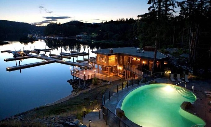 Madeira Park Resort | Painted Boat Resort