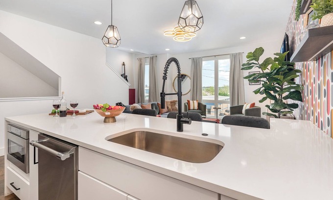 Katie Hill Neighborhood Cottage | Painted Note - Rooftop Hot Tub - Mins to Broadway