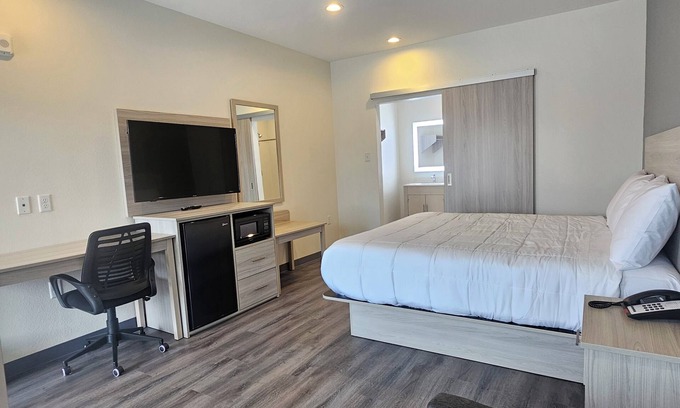 McNair Hotel | Palace Inn Baytown at Harrison St