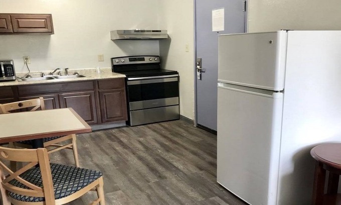 Newport News Hotel | Palace Inn & Suites - Newport News/Jefferson Ave