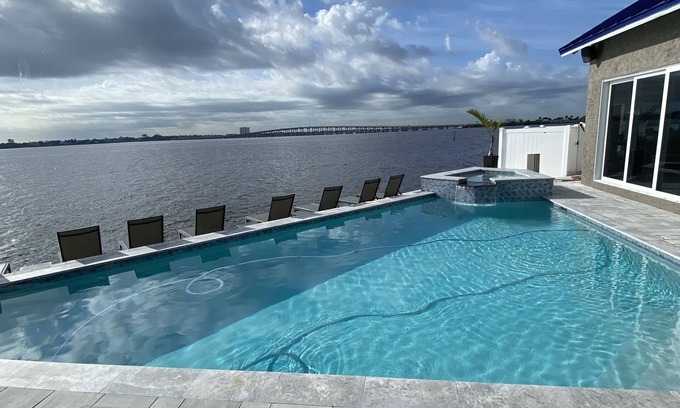 Caloosahatchee House | Palazzo Azzurro - Your own private waterfront resort!
