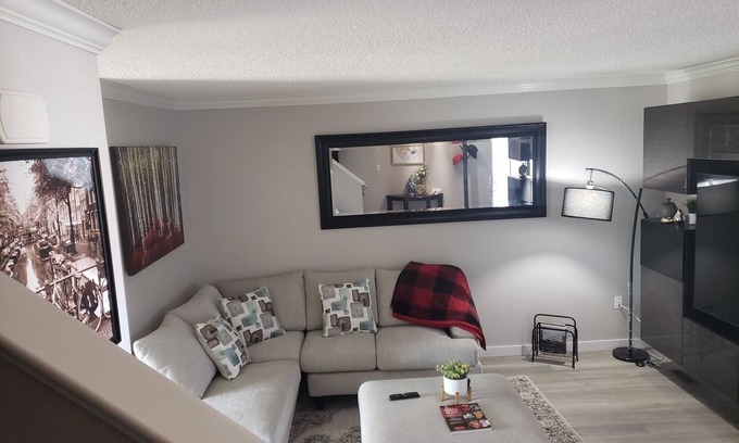 Saskatoon House | Palazzo Bella a Beautiful Home around the Airport with Work-Space and a HOT-TUB.