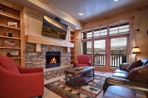 Victor House | Palisades Lodge Suite 206