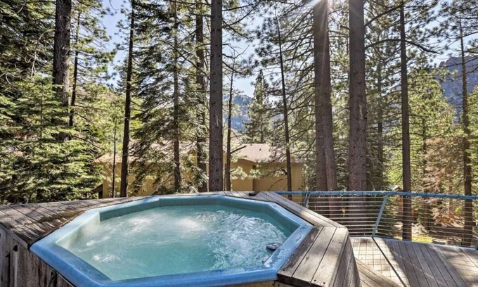 Olympic Valley House | Palisades/Squaw Valley Chalet with hot tub