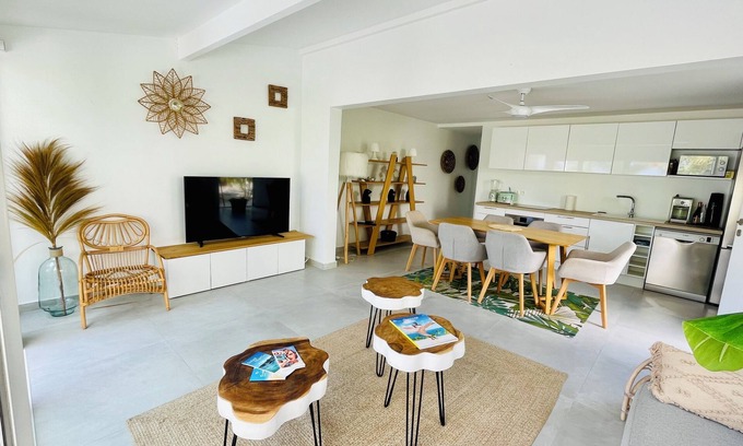 Nettle Bay House | Palm Beach House, Stunning 2 bedrooms beachfront