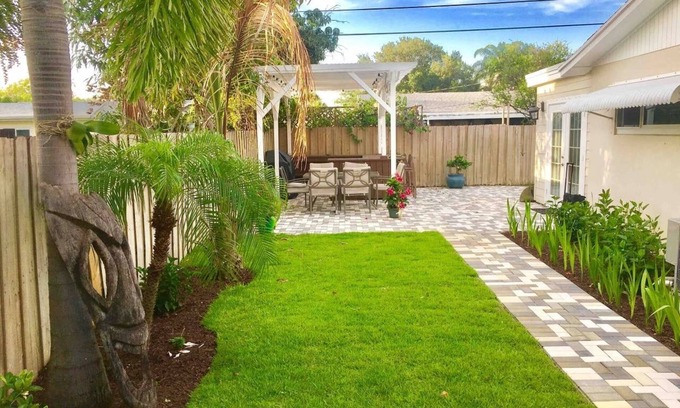 Florida North Atlantic Coast Apartment | Palm Beach Studio Retreat - outdoor patio grill
