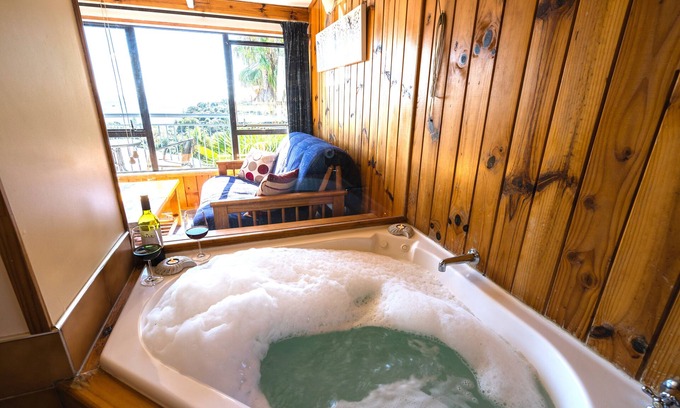 Waiheke Island Cottage | Palm Beach -SupaCute Character Cottage, SKY TV, and Wifi
