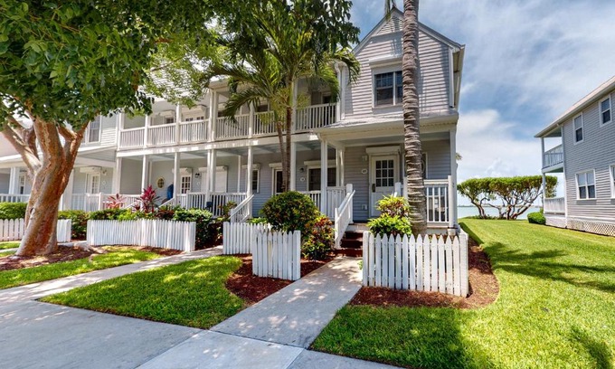 Marathon Villa | Palm Breeze