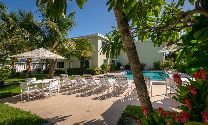 Ilexhurst House | Palm Cay 3 2/1 Condo Pool Near White Sandy Beach Close To Dining & Shopping
