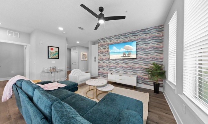 Southside Apartment | Palm Paradise: Tropical 2BR/2BA with Pool & Gym