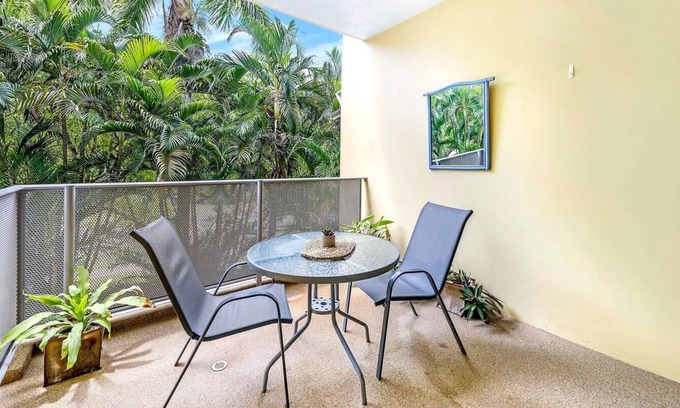 Parap Apartment | Palm Reflections in Parap with Tree lined Alfresco