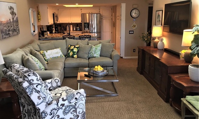 Downtown Palm Springs Condo | Palm Springs Deauville Desert Garden