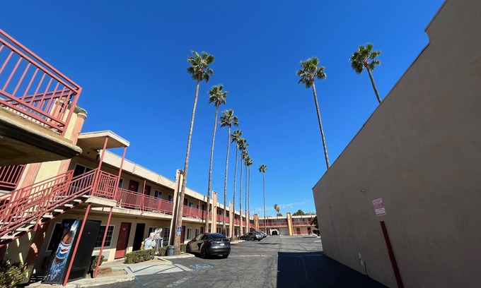North Hills East Hotel | Palm Tree Inn