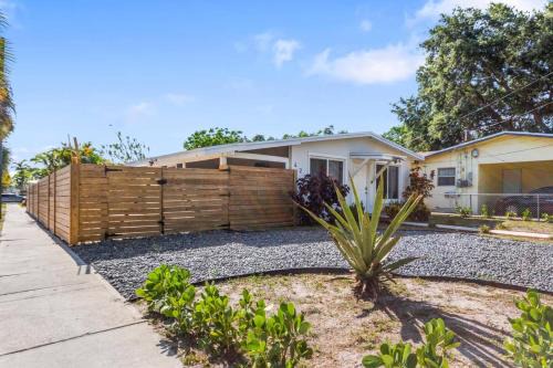 Dania Beach House | Palm Tree Paradise in Dania Beach